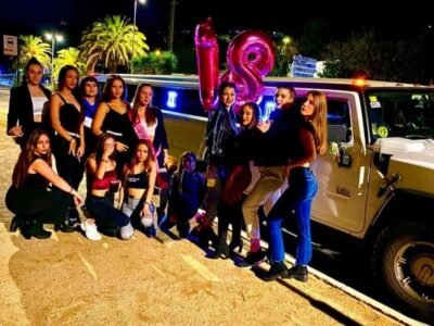 Interior de una limusina con iluminación LED y decoración de fiesta diseñada para un cumpleaños de 18 años