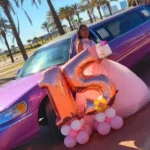 Limusina decorada con globos y detalles elegantes para una celebración de 15 años, con ambiente festivo y luces interiores
