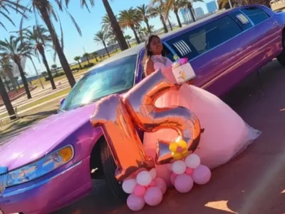 Limusina decorada con globos y detalles elegantes para una celebración de 15 años, con ambiente festivo y luces interiores