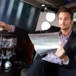 Ejecutivo trabajando en una limusina de LimoluxBCN. Servicio de limusina en Barcelona para transfers corporativos y viajes VIP.