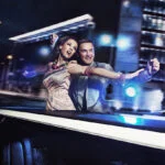 Pareja disfrutando de un paseo en limusina Lincoln Blanca con techo panorámico en Barcelona – LIMO LUX BCN