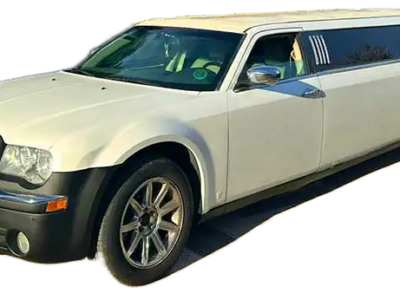 Limusina Chrysler de lujo vista lateral sobre fondo transparente