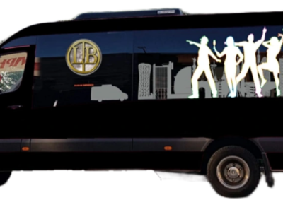 Minibús negro de 17 plazas sobre fondo blanco.