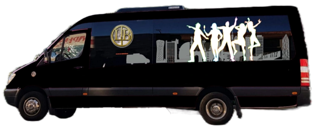 Minibús negro de 17 plazas sobre fondo blanco.