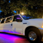 Limusina Ford Hummer blanca y alargada estacionada en el exterior, vista desde un lateral