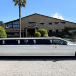Limusina Pontiac Premium de LIMO LUX BCN decorada para boda en una masía de Barcelona, lista para una celebración elegante.