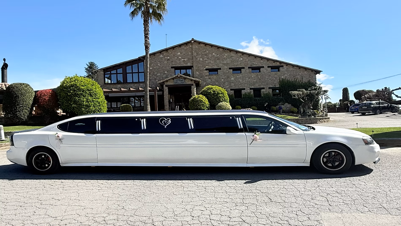 Limusina Pontiac Premium de LIMO LUX BCN decorada para boda en una masía de Barcelona, lista para una celebración elegante.
