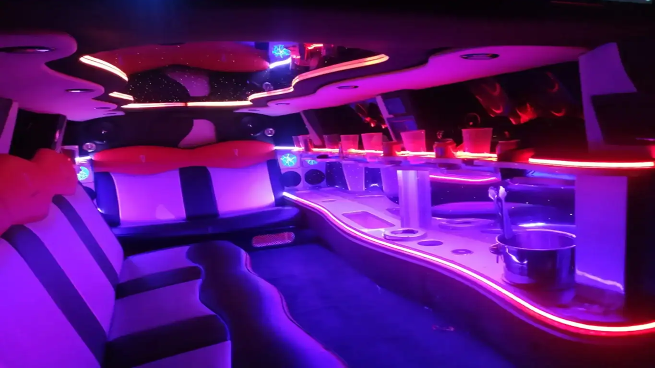 Interior lila de la Limusina Pontiac Premium de LIMO LUX BCN en Barcelona, elegante y moderna