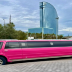 Limusina Hummer rosa en Barcelona frente al Hotel W, ideal para fiestas, bodas y tours VIP.