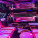 Interior de la limusina Barbie rosa mostrando su sofá cama, un detalle exclusivo del vehículo para mayor confort y estilo.