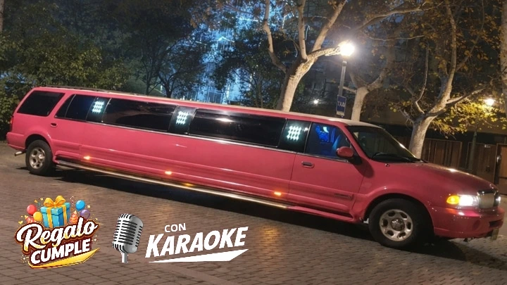 Limusina Navigator rosa de LimoluxBCN para eventos y celebraciones. Alquiler de limusinas en Barcelona con regalo de cumpleaños y karaoke