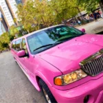 Hummer rosa estilo Barbie con edificios de Barcelona al fondo