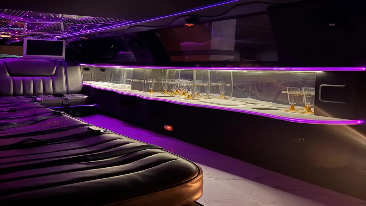 Interior de lujo de la Limusina Lincoln Blanca – LIMO LUX BCN, confort y estilo