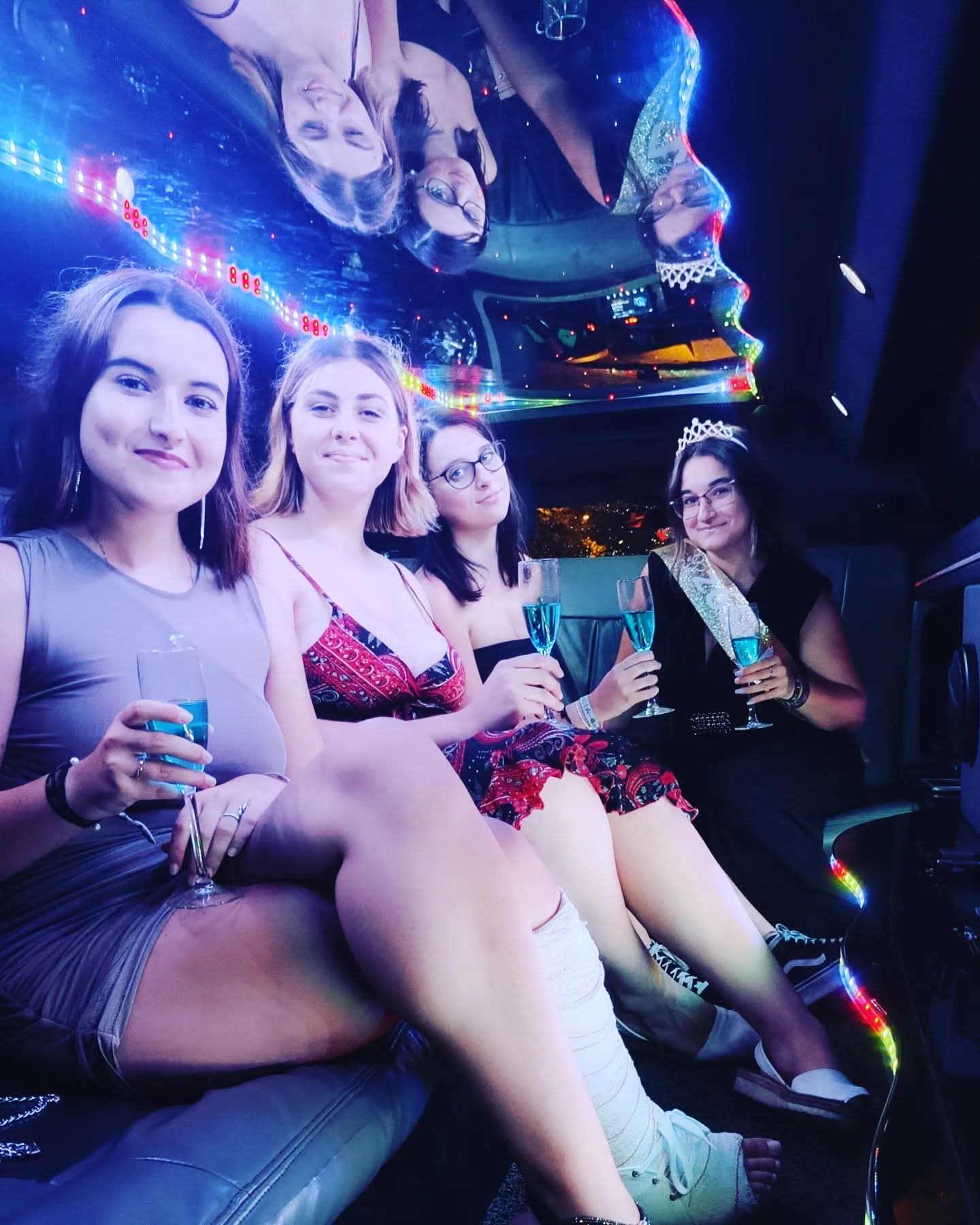 Niños y adolescentes disfrutando de una limusina en Barcelona