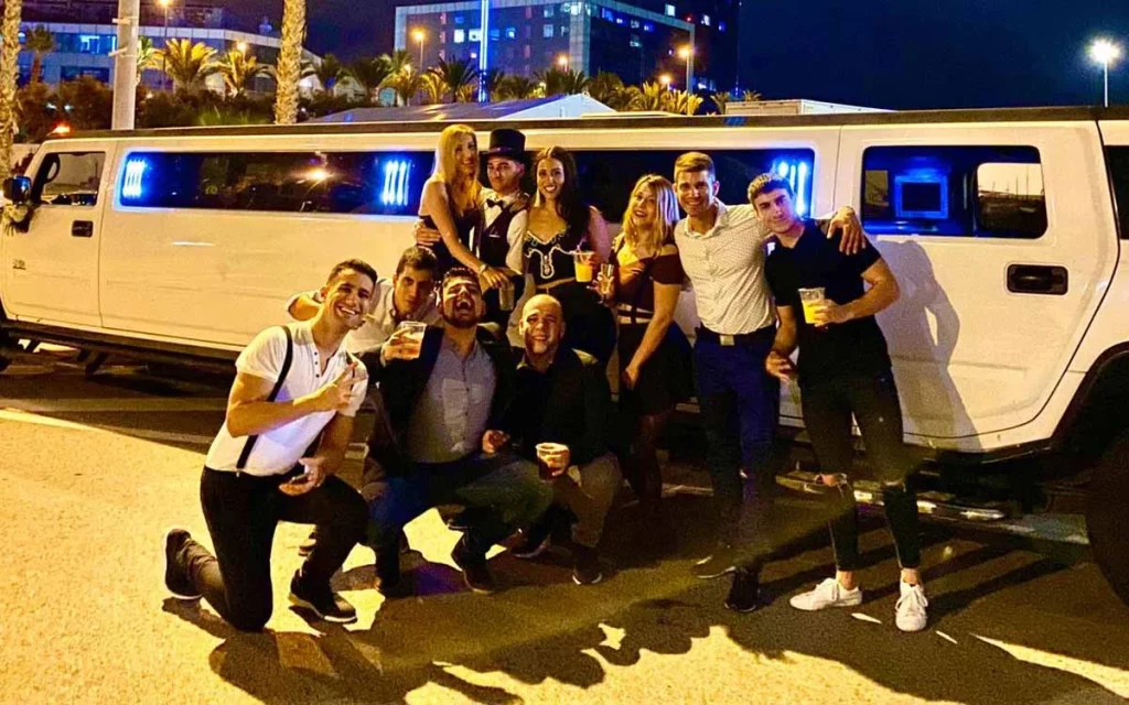 Grupo de amigos disfrutando limusina de cumpleaños en Barcelona