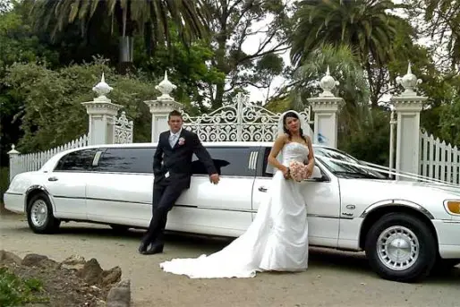 Novios llegando en limusina el día de su boda en Barcelona
